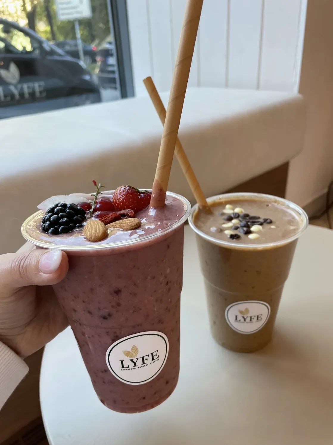 Beeren-Smoothie und Kaffee-Smoothie in LYFE-Bechern mit Toppings